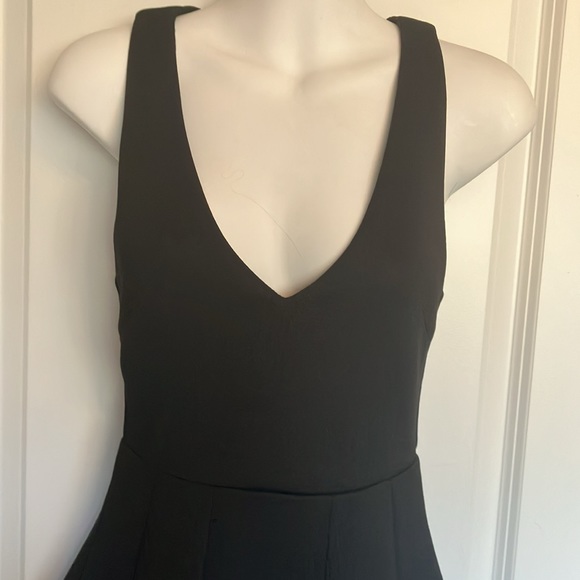 Fabulous LBD sleeveless and scooped V neck dress with exposed zip down back - Picture 5 of 15